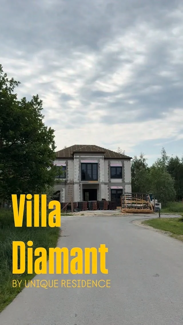 Villa Diamant 💎💎 jest właśnie w trakcie ukończenia prac nad SSO i co tu dużo mówić - jest BOSKO! 

Jest to stosunkowo kompaktowy dom, o powierzchni 250m2 z garażem na 2 samochody w beryle budynku. Ma bardzo fajną, otwartą i przestronną strefę dzienną oraz 100m2 na piętrze, które można zaaranżować na kilka sposobów 👊🏻👊🏻

Jesteśmy ciekawi czy taka wielkość to dla Was strzał w 10🎯🎯 czy jednak za dużo lub za mało powierzchni? Koniecznie dajcie znać w komentarzach co sądzicie i czy chcecie zobaczyć więcej? 😉😉

#designbyUR #UniqueResidence #classicarchitecture