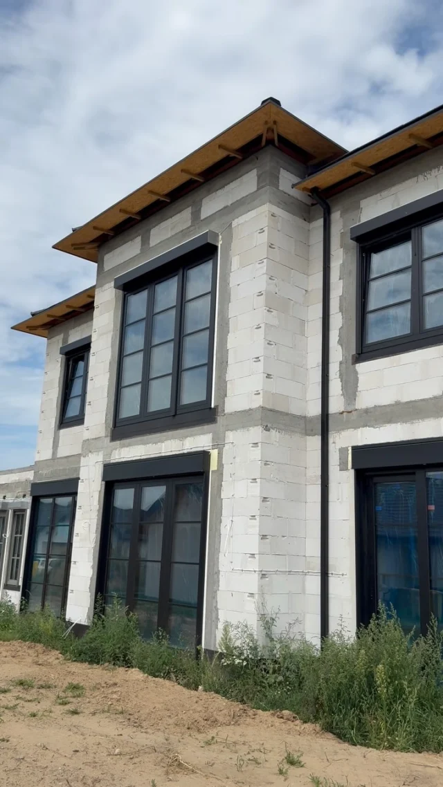 Willa Perle w trakcie budowy 🤩🤩

Pojawiły się tutaj zmiany wdrożone przez Klientów w ramach adaptacji z architektem lokalnym: ogród ziomowy pełniący funkcję reprezentacyjnej jadalni oraz obniżenie wysokości + jakieś drobnostki we wnętrzach 😉😉

#designbyUR #UniqueResidence #classicarchitecture